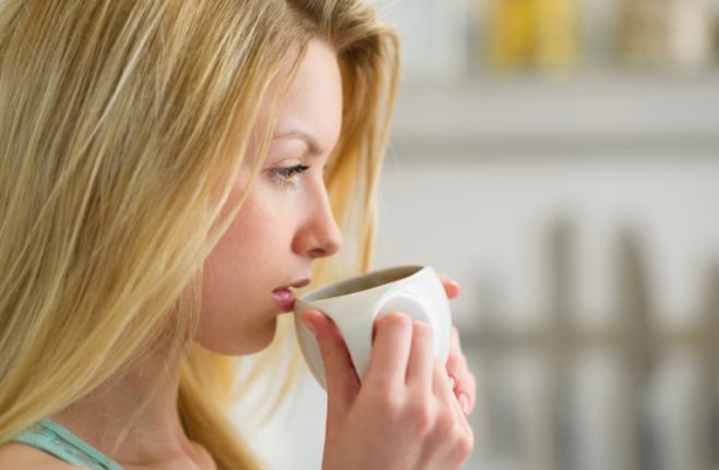 Καφές το πρωί: Γιατί ΔΕΝ πρέπει να τον πίνετε με άδειο στομάχι!