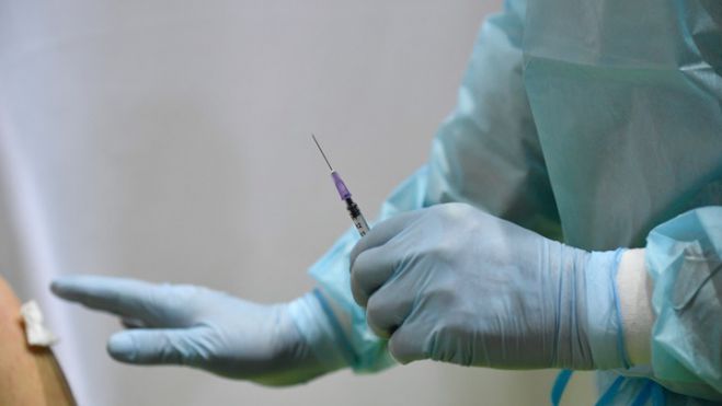 Αποφασίζουν για τη χορήγηση τρίτης δόσης εμβολίου στους κάτω των 50 ετών