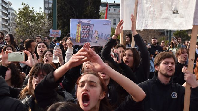 &Delta;&epsilon;&kappa;ά&delta;&epsilon;&sigmaf; &chi;&iota;&lambda;&iota;ά&delta;&epsilon;&sigmaf; &phi;&omicron;&iota;&tau;&eta;&tau;έ&sigmaf; &alpha;&pi;ό ό&lambda;&eta; &tau;&eta; &chi;ώ&rho;&alpha; &alpha;&pi;&alpha;ί&tau;&eta;&sigma;&alpha;&nu; &delta;&omega;&rho;&epsilon;ά&nu; &sigma;&pi;&omicron;&upsilon;&delta;έ&sigmaf; &kappa;&alpha;&iota; &pi;&tau;&upsilon;&chi;ί&alpha; &mu;&epsilon; &alpha;&xi;ί&alpha;! (vd)