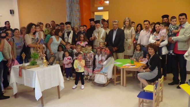 Αγιασμός στον παιδικό σταθμό της Μητρόπολης στην Κάρτσοβα (vd)