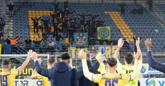 &quot;Είμαστε στα ημιτελικά&quot; | Οι πανηγυρισμοί παιχτών με τον κόσμο στο &quot;Θεόδωρος Κολοκοτρώνης&quot;! (vd)