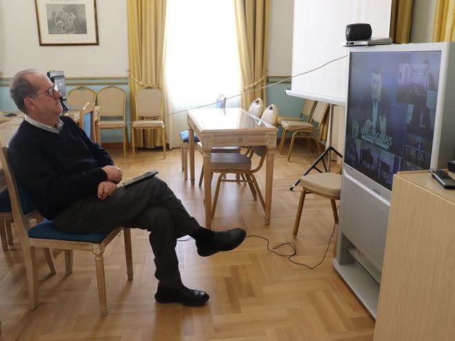 &Epsilon;&gamma;&kappa;&alpha;&iota;&nu;&iota;ά&sigma;&tau;&eta;&kappa;&alpha;&nu; &omicron;&iota; &tau;&eta;&lambda;&epsilon;&delta;&iota;&alpha;&sigma;&kappa;έ&psi;&epsilon;&iota;&sigmaf; &sigma;&tau;&eta;&nu; &Pi;&epsilon;&rho;&iota;&phi;έ&rho;&epsilon;&iota;&alpha; &Pi;&epsilon;&lambda;&omicron;&pi;&omicron;&nu;&nu;ή&sigma;&omicron;&upsilon;