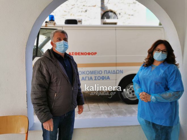 &Epsilon;&theta;&epsilon;&lambda;&omicron;&nu;&tau;&iota;&kappa;ή &alpha;&iota;&mu;&omicron;&delta;&omicron;&sigma;ί&alpha; &gamma;&iota;&alpha; &pi;&alpha;&iota;&delta;&iota;ά &mu;&epsilon; &kappa;&alpha;&rho;&kappa;ί&nu;&omicron; &sigma;&tau;&eta;&nu; &Tau;&rho;ί&pi;&omicron;&lambda;&eta; | &laquo;&Mu;&epsilon; &mu;ί&alpha; &phi;&iota;ά&lambda;&eta; &alpha;ί&mu;&alpha;, &beta;&omicron;&eta;&theta;ά&mu;&epsilon; &tau;&rho;&epsilon;&iota;&sigmaf; &alpha;&nu;&theta;&rho;ώ&pi;&omicron;&upsilon;&sigmaf;&raquo; (vd)