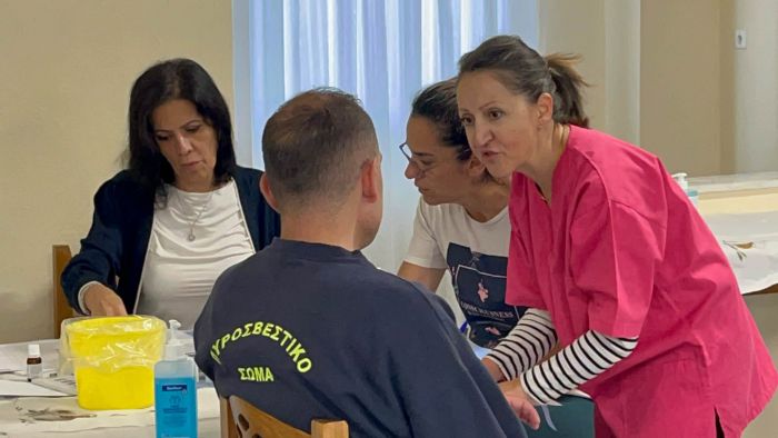 &Eta; &Alpha;&rho;&kappa;&alpha;&delta;ί&alpha; &sigma;&upsilon;&gamma;&kappa;&epsilon;&nu;&tau;&rho;ώ&nu;&epsilon;&iota; &alpha;ί&mu;&alpha; &gamma;&iota;&alpha; &pi;&alpha;&iota;&delta;&iota;ά &mu;&epsilon; &kappa;&alpha;&rho;&kappa;ί&nu;&omicron; (&epsilon;&iota;&kappa;ό&nu;&epsilon;&sigmaf; - &beta;ί&nu;&tau;&epsilon;&omicron;)