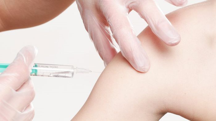 Covid | &Kappa;&alpha;&lambda;ά &nu;έ&alpha; &gamma;&iota;&alpha; &tau;&omicron; &epsilon;&mu;&beta;ό&lambda;&iota;&omicron; &tau;&eta;&sigmaf; Moderna - Ό&lambda;&omicron; &kappa;&alpha;&iota; &pi;&iota;&omicron; &kappa;&omicron;&nu;&tau;ά &sigma;&tau;&eta;&nu; ά&delta;&epsilon;&iota;&alpha; &kappa;&upsilon;&kappa;&lambda;&omicron;&phi;&omicron;&rho;ί&alpha;&sigmaf;