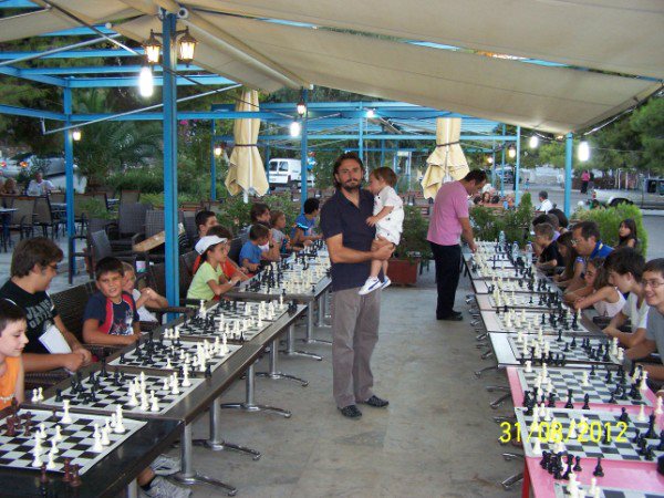 &Tau;&omicron;&upsilon;&rho;&nu;&omicron;&upsilon;ά Beach Chess &sigma;&tau;&omicron; &Pi;&alpha;&rho;ά&lambda;&iota;&omicron; Ά&sigma;&tau;&rho;&omicron;&sigmaf;!