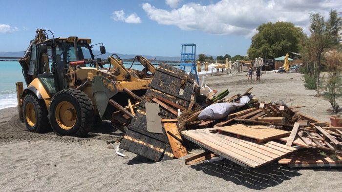 “Σάρωσε” η βραδινή θαλασσοταραχή την παραλία της Καλαμάτας - Ζημιές σε μαγαζιά (εικόνες)