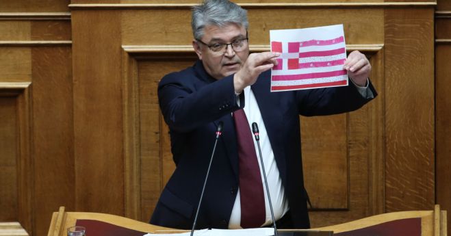 &Sigma;&tau;&omicron; &Epsilon;&lambda;&lambda;&eta;&nu;&iota;&kappa;ό &Gamma;&epsilon;&nu;&iota;&kappa;ό &Pi;&rho;&omicron;&xi;&epsilon;&nu;&epsilon;ί&omicron; &pi;&alpha;&rho;&omicron;&upsilon;&sigma;&iota;ά&sigma;&tau;&eta;&kappa;&epsilon; &eta; &gamma;&alpha;&lambda;&alpha;&nu;ό&lambda;&epsilon;&upsilon;&kappa;&eta; &sigma;&epsilon; &chi;&rho;ώ&mu;&alpha; ... &rho;&omicron;&zeta; - &Omicron;&rho;&gamma;ή &alpha;&pi;ό &tau;&omicron;&nu; &Nu;&alpha;&tau;&sigma;&iota;ό &tau;&eta;&sigmaf; "&Nu;ί&kappa;&eta;&sigmaf;" (vd)