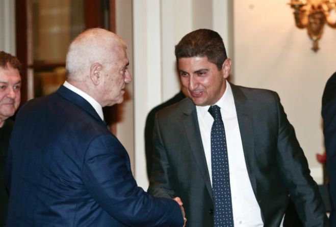 Ο Μελισσανίδης στέλνει ... ποδιά οικιακής βοηθού στον Αυγενάκη - Στην ΑΕΚ θεωρούν ότι λειτουργεί «σαν Φιλιππινέζα του Ολυμπιακού»!