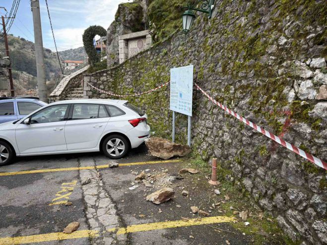 Μικρή κατολίσθηση στη Δημητσάνα – Έπεσαν πέτρες και βράχια σε χώρο στάθμευσης