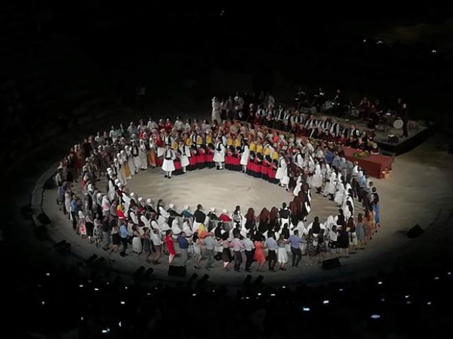 Ο Τσακώνικος χορός στο Αρχαίο Θέατρο Επιδαύρου! (vd)