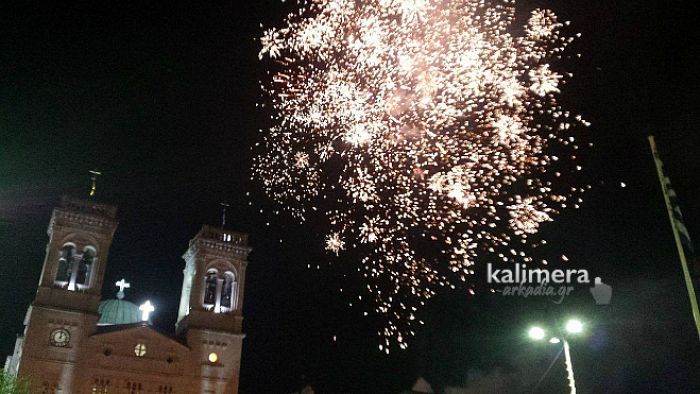 Ανάσταση: Η νύχτα έγινε .. μέρα με τα πυρότεχνήματα στο κέντρο της Τρίπολης! (vd)