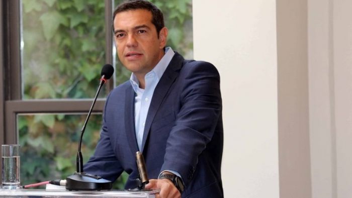 &Tau;&sigma;ί&pi;&rho;&alpha;&sigmaf;: "&Eta; &Epsilon;&lambda;&lambda;ά&delta;&alpha; &beta;&rho;ί&sigma;&kappa;&epsilon;&tau;&alpha;&iota; &mu;&pi;&rho;&omicron;&sigma;&tau;ά &sigma;&tau;&omicron; &phi;ά&sigma;&mu;&alpha; &mu;&iota;&alpha;&sigmaf; &omicron;&iota;&kappa;&omicron;&nu;&omicron;&mu;&iota;&kappa;ή&sigmaf; &kappa;&alpha;&tau;&alpha;&sigma;&tau;&rho;&omicron;&phi;ή&sigmaf;"