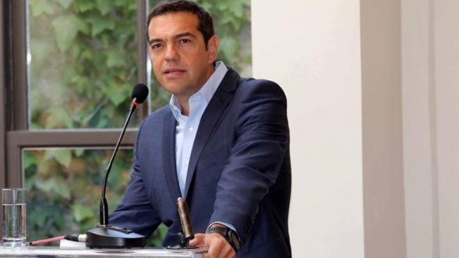 &Tau;&sigma;ί&pi;&rho;&alpha;&sigmaf;: "&Eta; &Epsilon;&lambda;&lambda;ά&delta;&alpha; &beta;&rho;ί&sigma;&kappa;&epsilon;&tau;&alpha;&iota; &mu;&pi;&rho;&omicron;&sigma;&tau;ά &sigma;&tau;&omicron; &phi;ά&sigma;&mu;&alpha; &mu;&iota;&alpha;&sigmaf; &omicron;&iota;&kappa;&omicron;&nu;&omicron;&mu;&iota;&kappa;ή&sigmaf; &kappa;&alpha;&tau;&alpha;&sigma;&tau;&rho;&omicron;&phi;ή&sigmaf;"