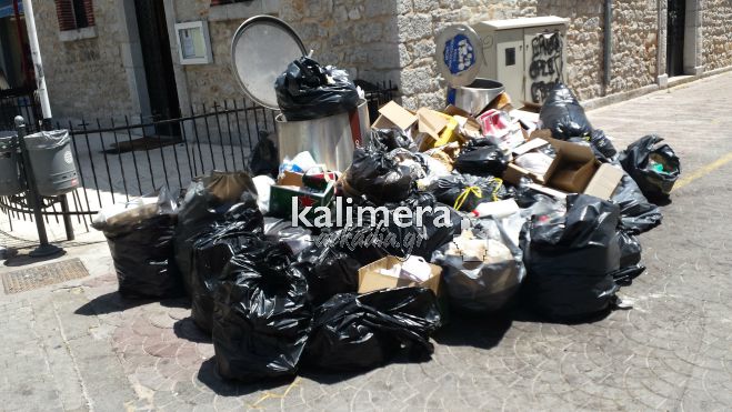 Διαμαρτυρία αναγνώστη για τα σκουπίδια σε κεντρικό σημείο της Τρίπολης