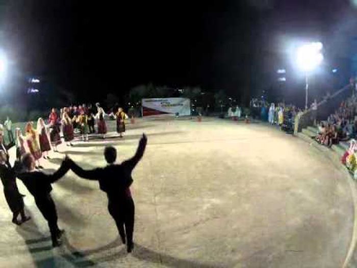 &Sigma;&tau;&omicron; &theta;&epsilon;&alpha;&tau;&rho;ά&kappa;&iota; &tau;&omicron;&upsilon; Ά&lambda;&sigma;&omicron;&upsilon;&sigmaf; &eta; &pi;&alpha;&rho;ά&sigma;&tau;&alpha;&sigma;&eta; &lambda;ή&xi;&eta;&sigmaf; &tau;&omicron;&upsilon; &Chi;&omicron;&rho;&epsilon;&upsilon;&tau;&iota;&kappa;&omicron;ύ &Omicron;&mu;ί&lambda;&omicron;&upsilon; &Tau;&rho;ί&pi;&omicron;&lambda;&eta;&sigmaf;