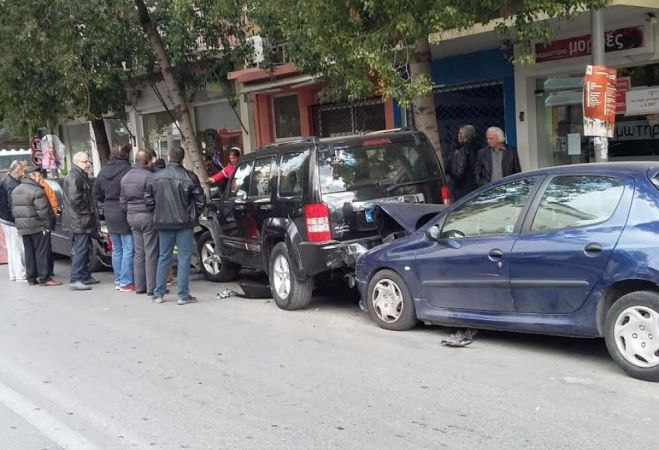 Πάτρα: Καραμπόλα με 4 αυτοκίνητα (εικόνες)