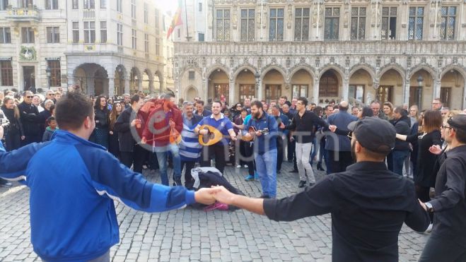 Στον ρυθμό της Κρητικής λύρας χόρεψαν οι ... Βρυξέλλες! (vd)
