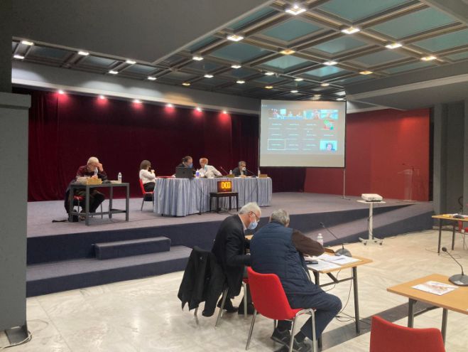 &Sigma;&tau;&iota;&sigmaf; 28 &Iota;&omicron;&upsilon;&nu;ί&omicron;&upsilon; &sigma;&upsilon;&nu;&epsilon;&delta;&rho;&iota;ά&zeta;&epsilon;&iota; &tau;&omicron; &Delta;&eta;&mu;&omicron;&tau;&iota;&kappa;ό &Sigma;&upsilon;&mu;&beta;&omicron;ύ&lambda;&iota;&omicron; &Tau;&rho;ί&pi;&omicron;&lambda;&eta;&sigmaf;