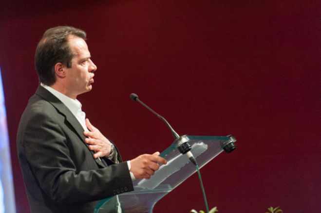 &laquo;&Mu;&eta;&nu; &sigma;&phi;&upsilon;&rho;ί&zeta;&epsilon;&iota; &alpha;&delta;&iota;ά&phi;&omicron;&rho;&alpha; &kappa;&alpha;&iota; &mu;&eta;&nu; &pi;&epsilon;&tau;ά &tau;&omicron; &mu;&pi;&alpha;&lambda;ά&kappa;&iota; &tau;&omega;&nu; &epsilon;&upsilon;&theta;&upsilon;&nu;ώ&nu; &gamma;&iota;&alpha; &tau;&alpha; &sigma;&kappa;&omicron;&upsilon;&pi;ί&delta;&iota;&alpha; &omicron; &kappa;. &Tau;&alpha;&tau;&omicron;ύ&lambda;&eta;&sigmaf;&raquo;