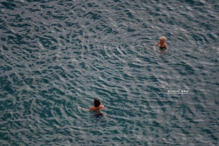 &Mu;&epsilon; &beta;&omicron;&upsilon;&tau;&iota;έ&sigmaf; &sigma;&tau;&eta; &theta;ά&lambda;&alpha;&sigma;&sigma;&alpha; &kappa;&alpha;&iota; &eta;&lambda;&iota;&omicron;&theta;&epsilon;&rho;&alpha;&pi;&epsilon;ί&alpha; &upsilon;&pi;&omicron;&delta;έ&chi;&theta;&eta;&kappa;&alpha;&nu; &tau;&omicron; &nu;έ&omicron; &chi;&rho;ό&nu;&omicron; &sigma;&tau;&omicron; &Nu;&alpha;ύ&pi;&lambda;&iota;&omicron;