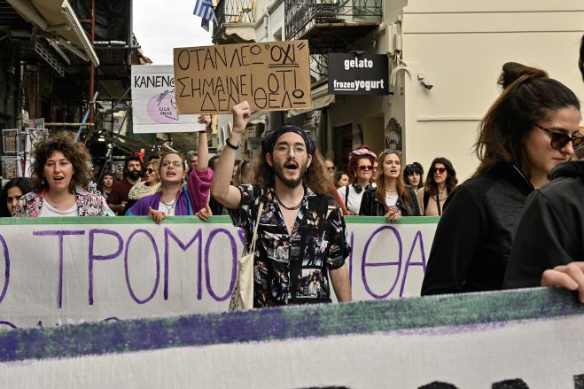 &Eta; &sigma;&upsilon;&gamma;&kappa;έ&nu;&tau;&rho;&omega;&sigma;&eta; &phi;&omicron;&iota;&tau;&eta;&tau;ώ&nu; &kappa;&alpha;&iota; &phi;&omicron;&iota;&tau;&eta;&tau;&rho;&iota;ώ&nu; &sigma;&tau;&omicron; &Nu;&alpha;ύ&pi;&lambda;&iota;&omicron; &epsilon;&nu;ά&nu;&tau;&iota;&alpha; &sigma;&tau;&iota;&sigmaf; έ&mu;&phi;&upsilon;&lambda;&epsilon;&sigmaf; &delta;&iota;&alpha;&kappa;&rho;ί&sigma;&epsilon;&iota;&sigmaf; (&epsilon;&iota;&kappa;ό&nu;&epsilon;&sigmaf;)