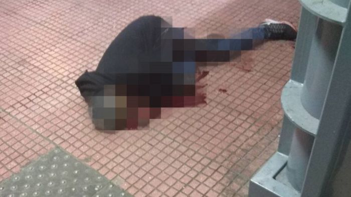 Άγρια σφαγή στην πλατεία Βάθη | Έκοψαν τον λαιμό αλλοδαπού μπροστά στους περαστικούς