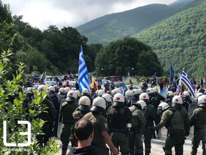 Ενταση ανάμεσα σε αστυνομικές δυνάμεις και διαδηλωτές στις Πρέσπες (vd)