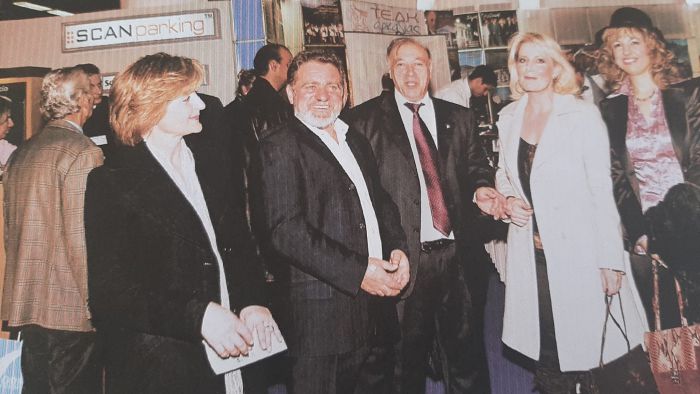 &Delta;&eta;&mu;&omicron;&sigma;&theta;έ&nu;&eta;&sigmaf;: "&Alpha;&pi;&omicron;&chi;&alpha;&iota;&rho;&epsilon;&tau;&omicron;ύ&mu;&epsilon; &tau;&omicron;&nu; "ά&chi;&alpha;&sigma;&tau;&omicron; &Delta;ή&mu;&alpha;&rho;&chi;&omicron;" &Gamma;&iota;ώ&rho;&gamma;&omicron; &Tau;&sigma;&alpha;&gamma;&gamma;&omicron;ύ&rho;&eta;"