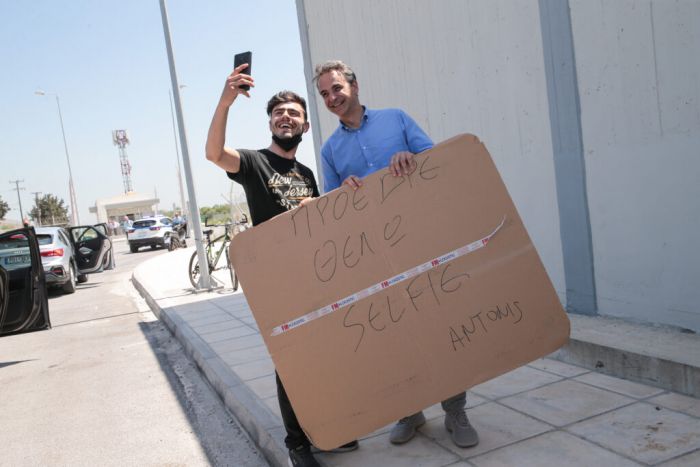 Πήγε με πλακάτ για να βγάλει selfie με τον Μητσοτάκη!