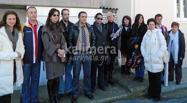 &Omicron;&rho;&gamma;&iota;&sigma;&mu;έ&nu;&omicron;&iota; &gamma;&omicron;&nu;&epsilon;ί&sigmaf; &sigma;&tau;&eta;&nu; &Tau;&rho;ί&pi;&omicron;&lambda;&eta; &gamma;&iota;&alpha; &tau;&eta; &phi;&omega;&tau;&iota;ά &sigma;&tau;&eta; &chi;&omega;&mu;&alpha;&tau;&epsilon;&rho;ή: &laquo;&Kappa;&alpha;&rho;&kappa;&iota;&nu;&omicron;&gamma;ό&nu;&alpha; &alpha;έ&rho;&iota;&alpha; &epsilon;&iota;&sigma;&pi;&nu;έ&omicron;&upsilon;&nu; &tau;&alpha; &pi;&alpha;&iota;&delta;&iota;ά &mu;&alpha;&sigmaf;&raquo; (vd)