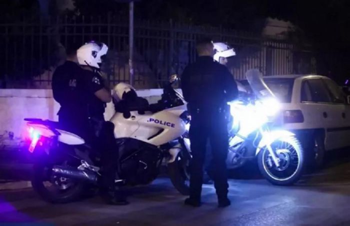 Άνδρας οδηγούσε κλεμμένο αυτοκίνητο στην Τρίπολη - Στο όχημα βρέθηκαν μικροποσότητα κάνναβης, σπρέι πιπεριού και σουγιάς!