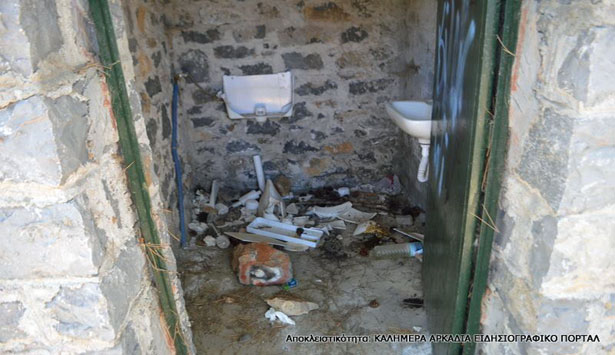 Απαράδεκτη εικόνα - Βρώμικες οι τουαλέτες στο άλσος της Βυτίνας– Παράπονα από τους επισκέπτες (vd)