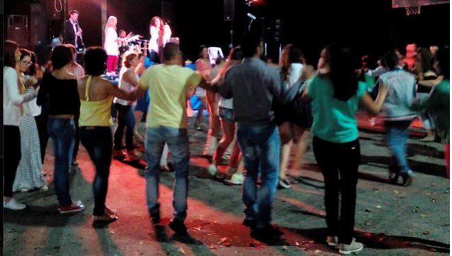 Έ&xi;&iota; &kappa;&omicron;&rho;ί&tau;&sigma;&iota;&alpha; &xi;&epsilon;&sigma;ή&kappa;&omega;&sigma;&alpha;&nu; &tau;&alpha; &Tau;&sigma;&iota;&tau;ά&lambda;&iota;&alpha; &Kappa;&upsilon;&nu;&omicron;&upsilon;&rho;ί&alpha;&sigmaf;! (vd)