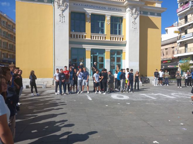 &Epsilon;&upsilon;&rho;&omega;&pi;&alpha;ϊ&kappa;ή &delta;&rho;ά&sigma;&eta; "Time to move" &alpha;&pi;ό &mu;&alpha;&theta;&eta;&tau;έ&sigmaf; &sigma;&tau;&eta;&nu; &Tau;&rho;ί&pi;&omicron;&lambda;&eta;!