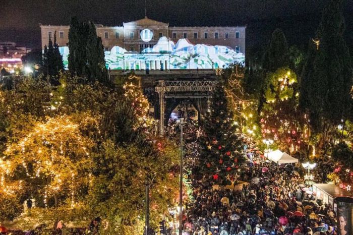 Φωτίστηκε το Χριστουγεννιάτικο δέντρο της Αθήνας στο Σύνταγμα! (εικόνες)