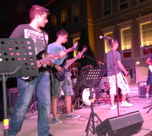 &Sigma;&upsilon;&nu;&alpha;&upsilon;&lambda;ί&alpha; &alpha;&pi;ό &nu;&epsilon;&alpha;&nu;&iota;&kappa;ά &mu;&omicron;&upsilon;&sigma;&iota;&kappa;ά &sigma;&upsilon;&gamma;&kappa;&rho;&omicron;&tau;ή&mu;&alpha;&tau;&alpha; &sigma;&tau;&eta;&nu; &Tau;&rho;ί&pi;&omicron;&lambda;&eta;! (video)