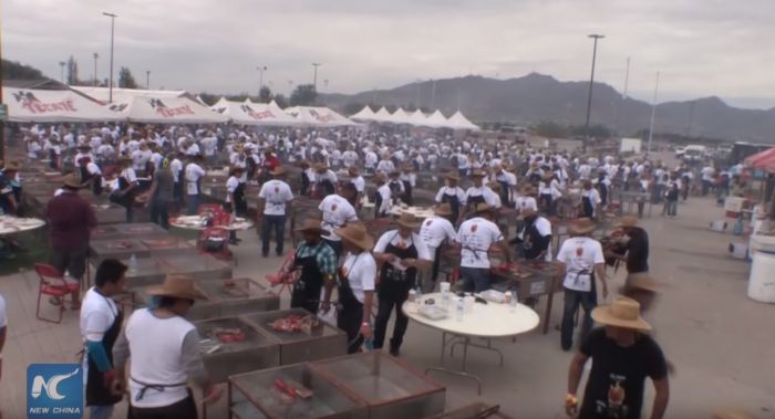 45.000 σεφ έσπασαν το ρεκόρ Γκίνες στο μπάρμπεκιου! (vd)