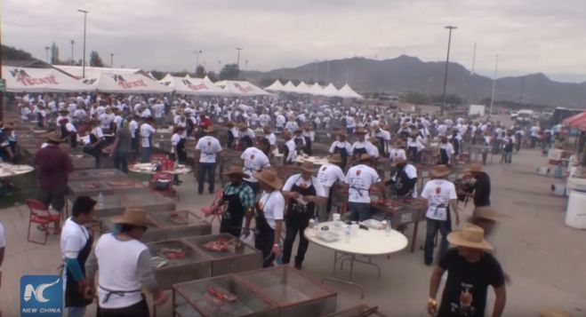 45.000 σεφ έσπασαν το ρεκόρ Γκίνες στο μπάρμπεκιου! (vd)