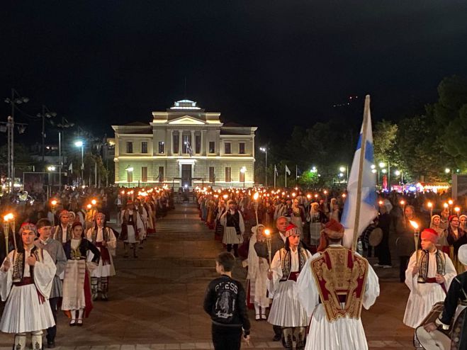 «Στα Βήματα της Άλωσης» | Η Τρίπολη τίμησε την 23η Σεπτεμβρίου με μια μεγάλη πομπή, αναμμένες δάδες και παραδοσιακούς χορούς (vd)