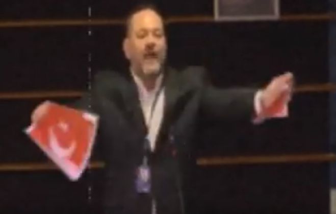 Έσκισε την τουρκική σημαία μέσα στην Ευρωβουλή ο Γιάννης Λαγός (vd)