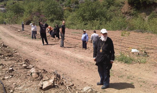 &Mu;&epsilon; &rho;&omicron;ύ&chi;&alpha; &epsilon;&rho;&gamma;&alpha;&sigma;ί&alpha;&sigmaf; &omicron; &Mu;&eta;&tau;&rho;&omicron;&pi;&omicron;&lambda;ί&tau;&eta;&sigmaf; &Alpha;&lambda;έ&xi;&alpha;&nu;&delta;&rho;&omicron;&sigmaf; &sigma;&tau;&omicron;&nu; &alpha;&mu;&pi;&epsilon;&lambda;ώ&nu;&alpha; &tau;&omicron;&upsilon; &mu;&omicron;&nu;&alpha;&sigma;&tau;&eta;&rho;ί&omicron;&upsilon; &sigma;&tau;&eta;&nu; &Pi;&epsilon;&rho;&delta;&iota;&kappa;ό&beta;&rho;&upsilon;&sigma;&eta; (&epsilon;&iota;&kappa;ό&nu;&epsilon;&sigmaf;)