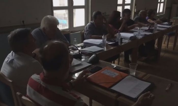 Κακοκαιρία | Κόπηκε το ρεύμα την ώρα της Οικονομικής Επιτροπής! (vd)