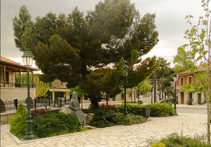 &Epsilon;&lambda;&lambda;&eta;&nu;&iota;&kappa;ό: Έ&nu;&alpha; &chi;&omega;&rho;&iota;ό &ndash; &sigma;&tau;&omicron;&lambda;ί&delta;&iota; &sigma;&tau;&eta; &Gamma;&omicron;&rho;&tau;&upsilon;&nu;ί&alpha;