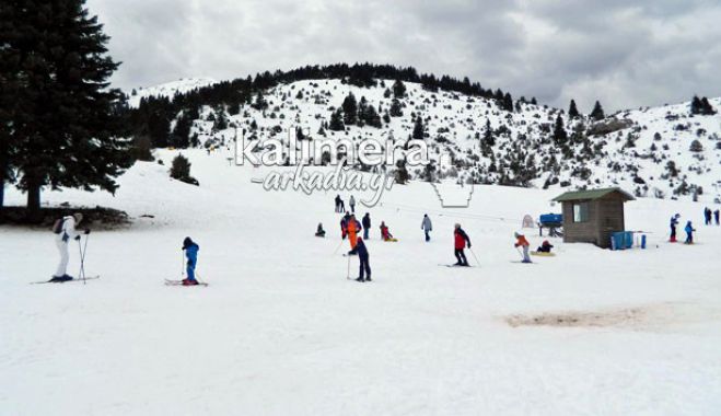 Χιονίζει αυτή την ώρα στο χιονοδρομικό της Οστρακίνας!