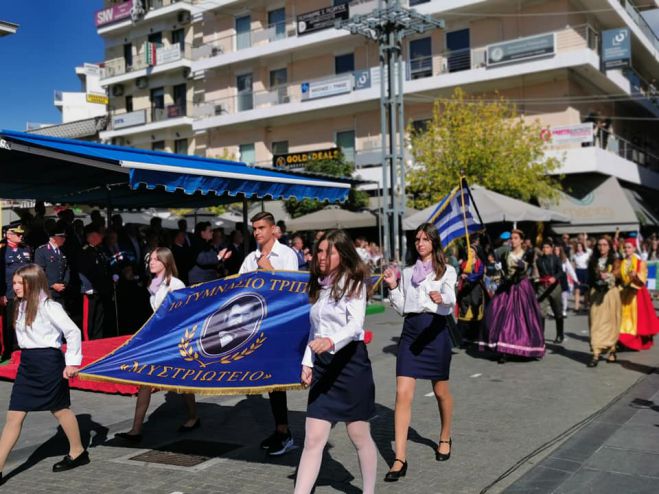 &Eta; &pi;&alpha;&rho;έ&lambda;&alpha;&sigma;&eta; &gamma;&iota;&alpha; &tau;&eta;&nu; "28&eta; &Omicron;&kappa;&tau;&omega;&beta;&rho;ί&omicron;&upsilon;" &sigma;&tau;&eta;&nu; &Tau;&rho;ί&pi;&omicron;&lambda;&eta;