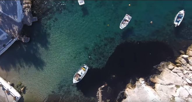 &Sigma;&upsilon;&gamma;&kappa;&lambda;&omicron;&nu;&iota;&sigma;&tau;&iota;&kappa;ό &beta;ί&nu;&tau;&epsilon;&omicron; &alpha;&pi;ό &laquo;drone&raquo; | &Eta; &omicron;&iota;&kappa;&omicron;&lambda;&omicron;&gamma;&iota;&kappa;ή &kappa;&alpha;&tau;&alpha;&sigma;&tau;&rho;&omicron;&phi;ή &tau;&omicron;&upsilon; &Sigma;&alpha;&rho;&omega;&nu;&iota;&kappa;&omicron;ύ (vd)