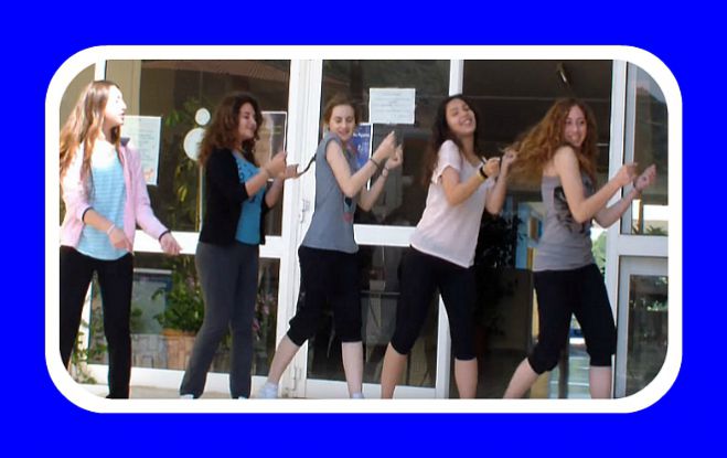 "Happy in Nafplio" &mu;&epsilon; &mu;&alpha;&theta;&eta;&tau;έ&sigmaf; &nu;&alpha; &chi;&omicron;&rho;&epsilon;ύ&omicron;&upsilon;&nu; &sigma;&tau;&eta;&nu; &pi;ό&lambda;&eta;! (vd)