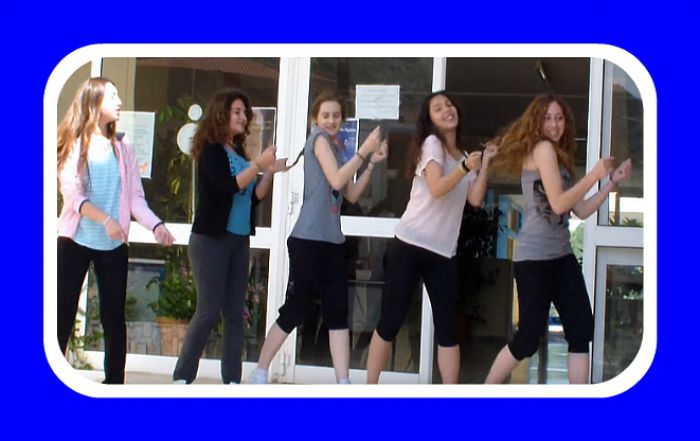 "Happy in Nafplio" με μαθητές να χορεύουν στην πόλη! (vd)
