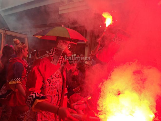 Καπνογόνα, χορός, φωνές και πολύ κέφι στο Καρναβάλι Τρίπολης! (vd)
